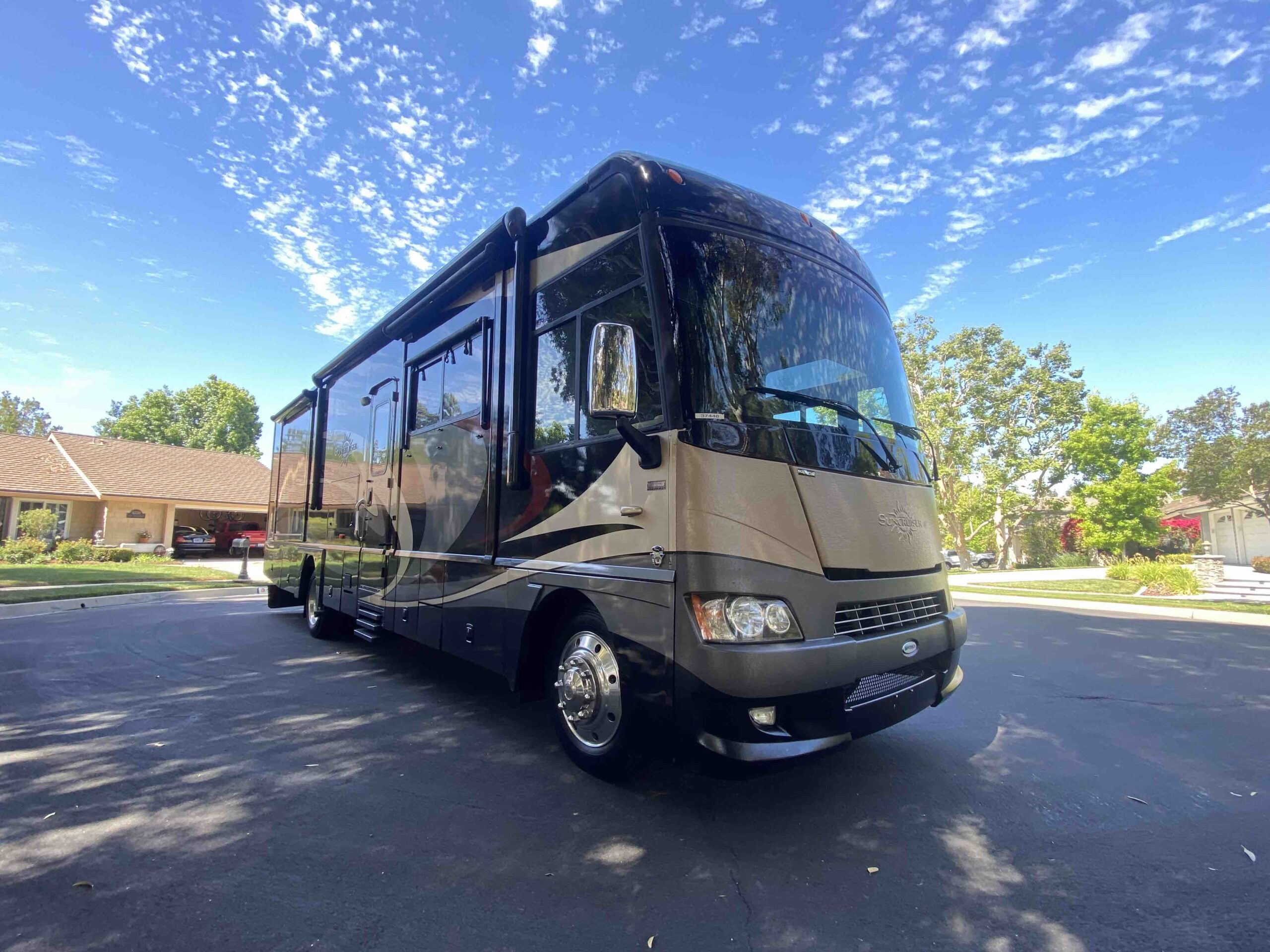 2011 Itasca Suncruiser 35P - Image 2