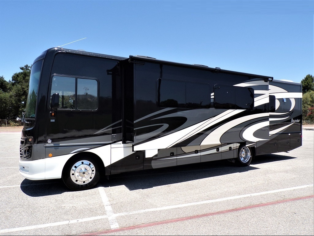 2019 Fleetwood Bounder 35K - Image 3