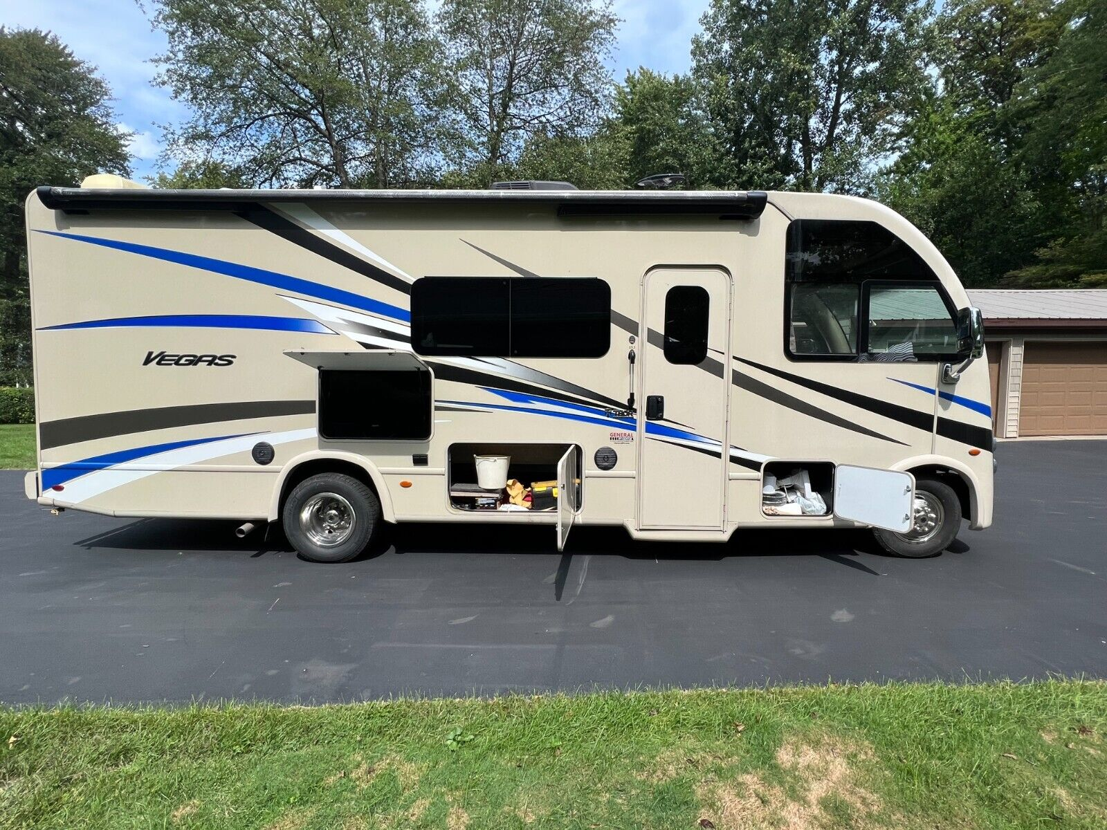 2018 Thor Motor Coach Vegas 25.3 - Image 4