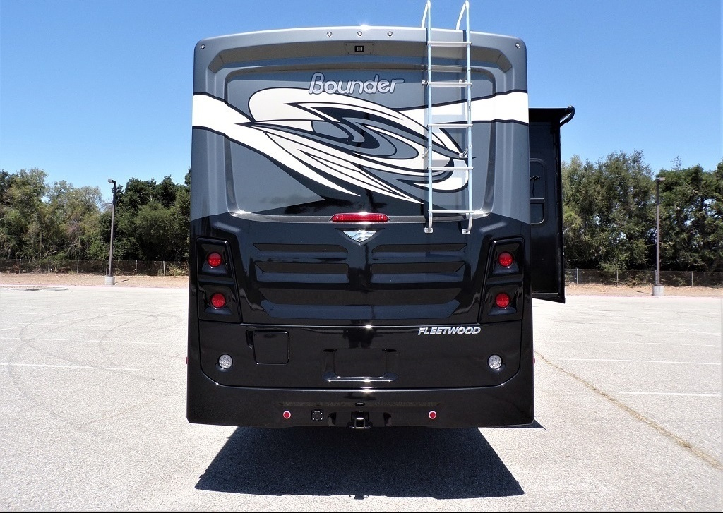 2019 Fleetwood Bounder 35K - Image 13