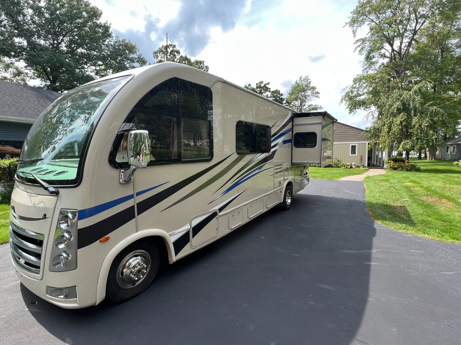 2018 Thor Motor Coach Vegas 25.3 - Image 3