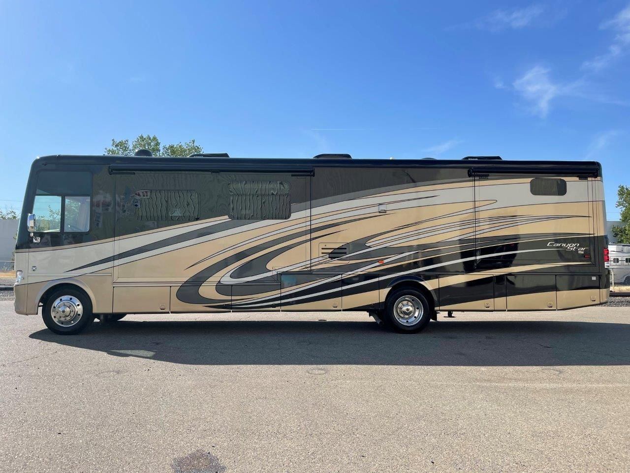 2016 Newmar Canyon Star 3911 - Image 5