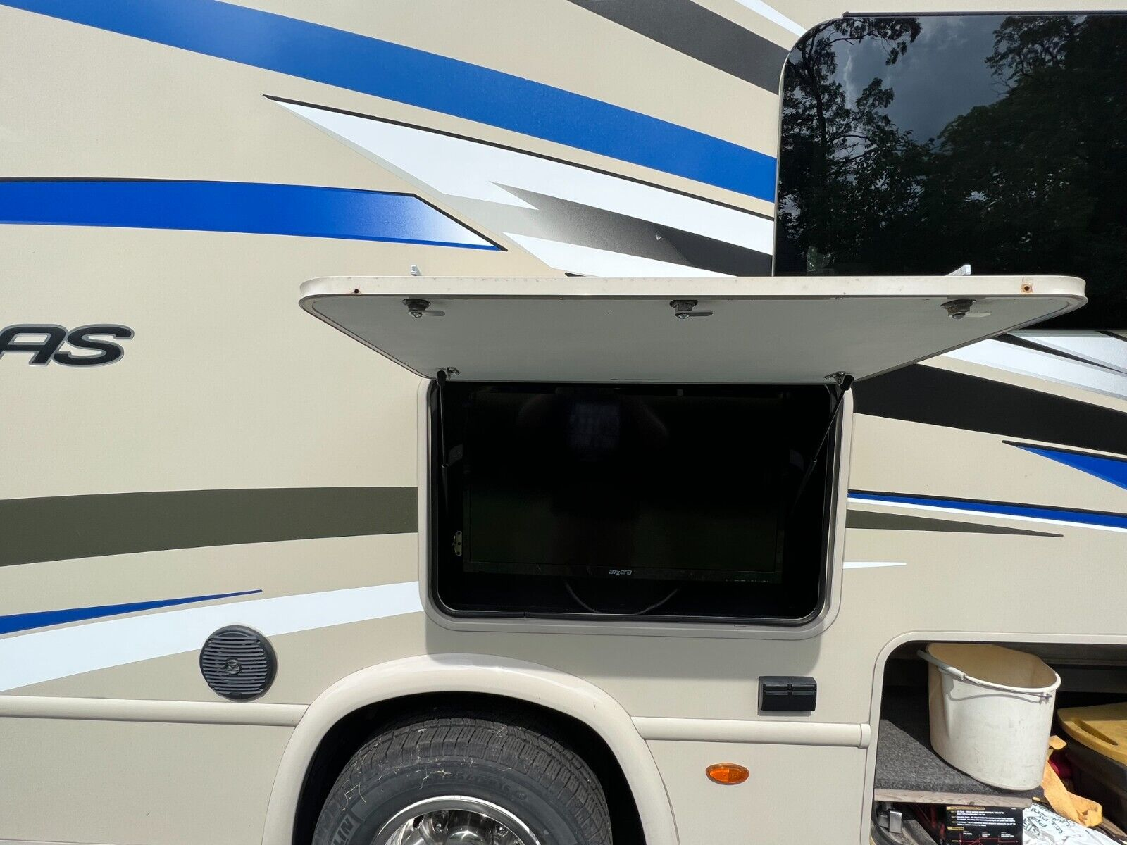 2018 Thor Motor Coach Vegas 25.3 - Image 16