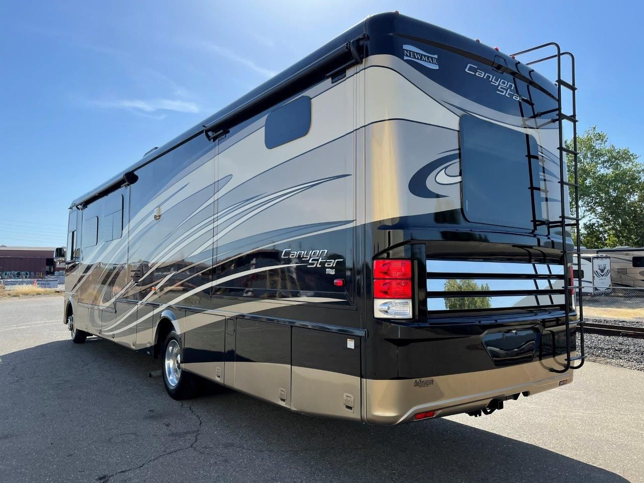 2016 Newmar Canyon Star 3911 - Image 6