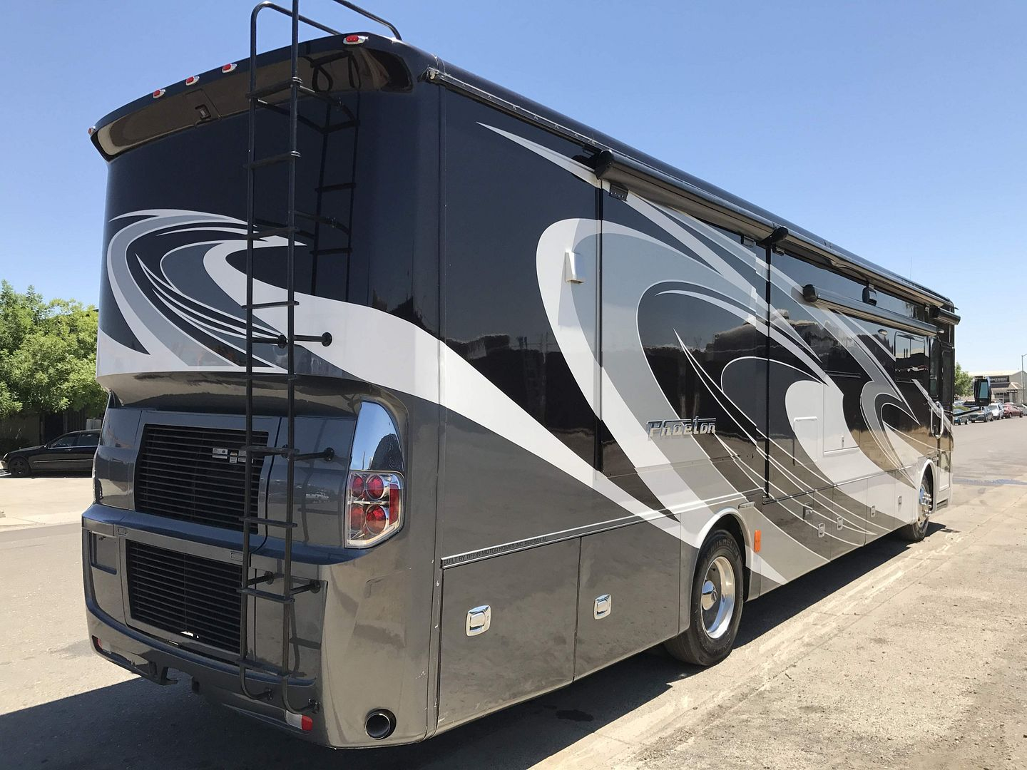 2016 Tiffin Phaeton 40AH - Image 19