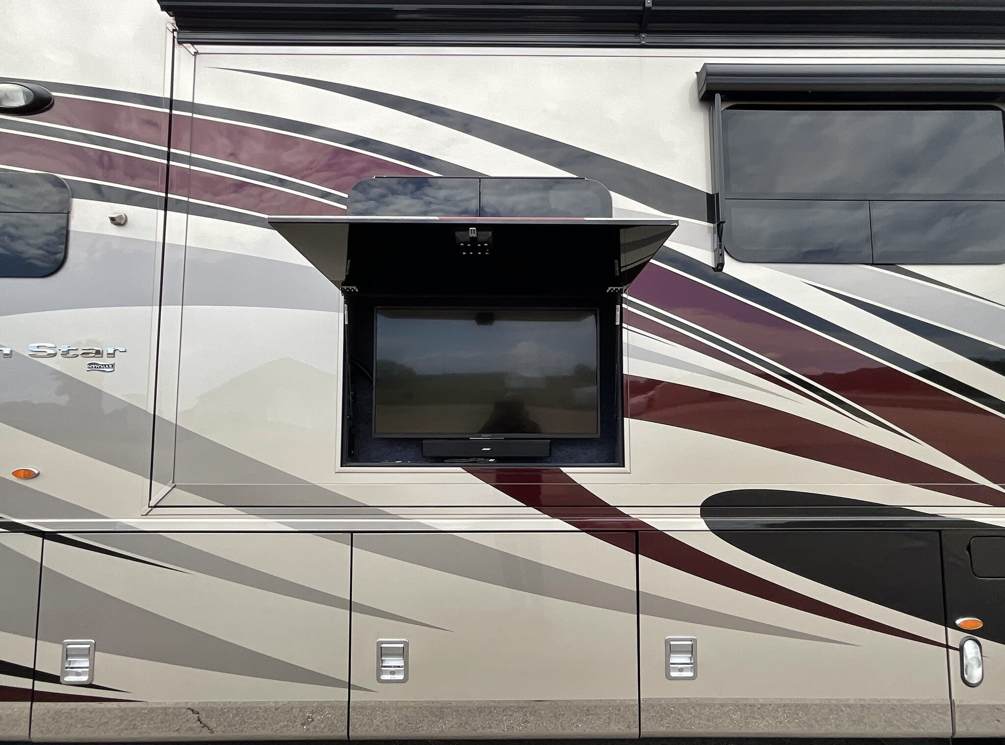 2019 Newmar Dutch Star 4018 - Image 16