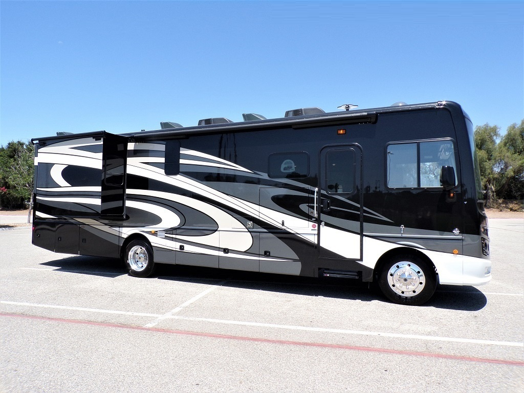 2019 Fleetwood Bounder 35K - Image 4