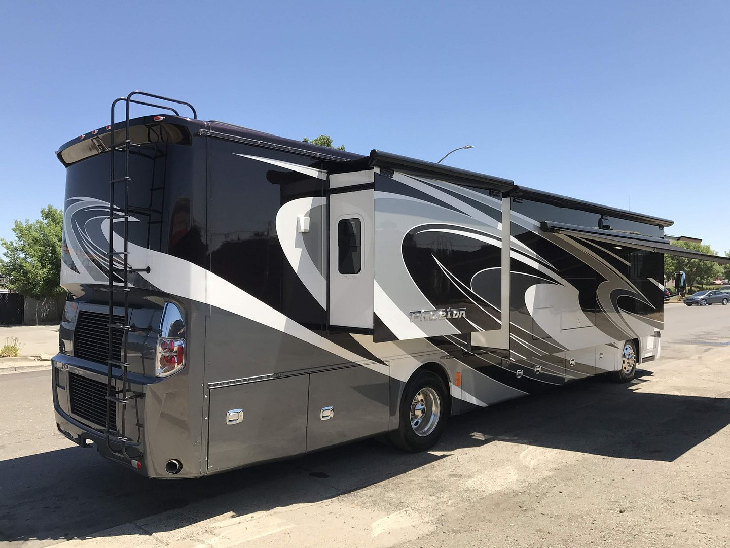 2016 Tiffin Phaeton 40AH - Image 5