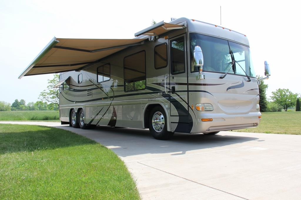 2004 Country Coach Intrigue Suite Escape