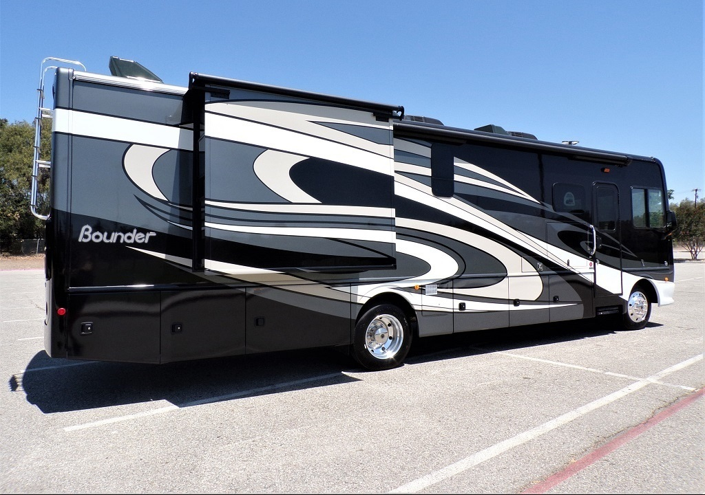 2019 Fleetwood Bounder 35K - Image 15