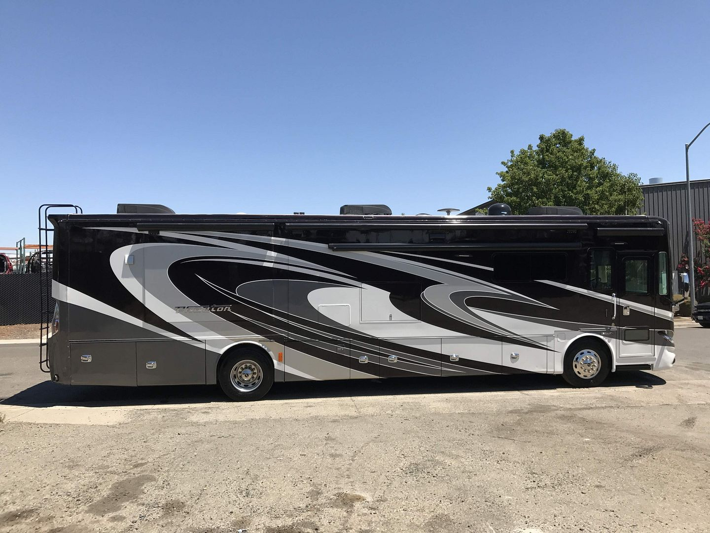 2016 Tiffin Phaeton 40AH - Image 20