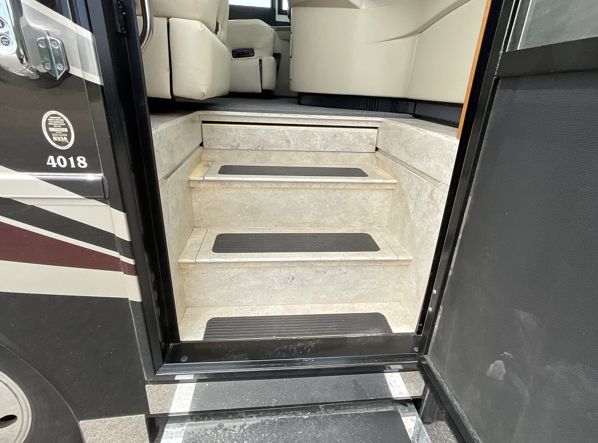 2019 Newmar Dutch Star 4018 - Image 18