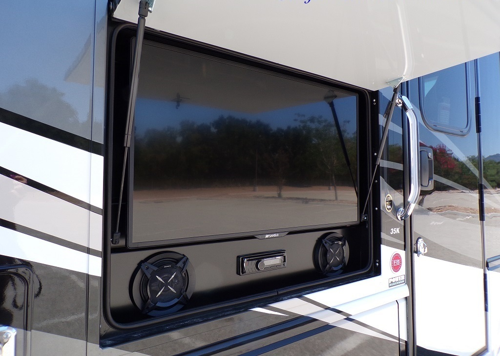 2019 Fleetwood Bounder 35K - Image 16
