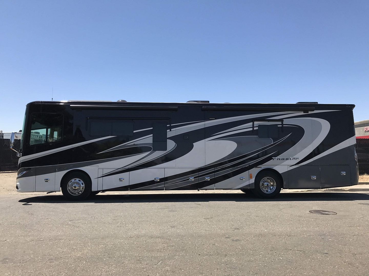 2016 Tiffin Phaeton 40AH - Image 22