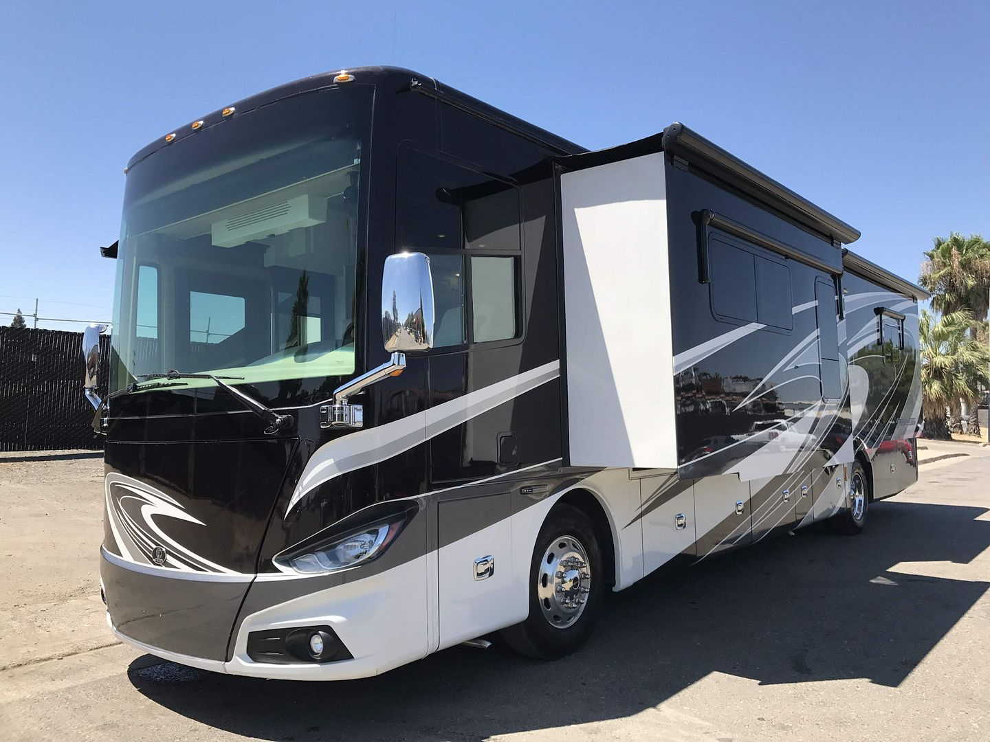 2016 Tiffin Phaeton 40AH
