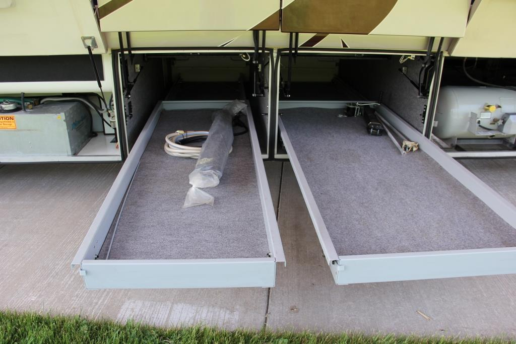 2004 Country Coach Intrigue Suite Escape - Image 5