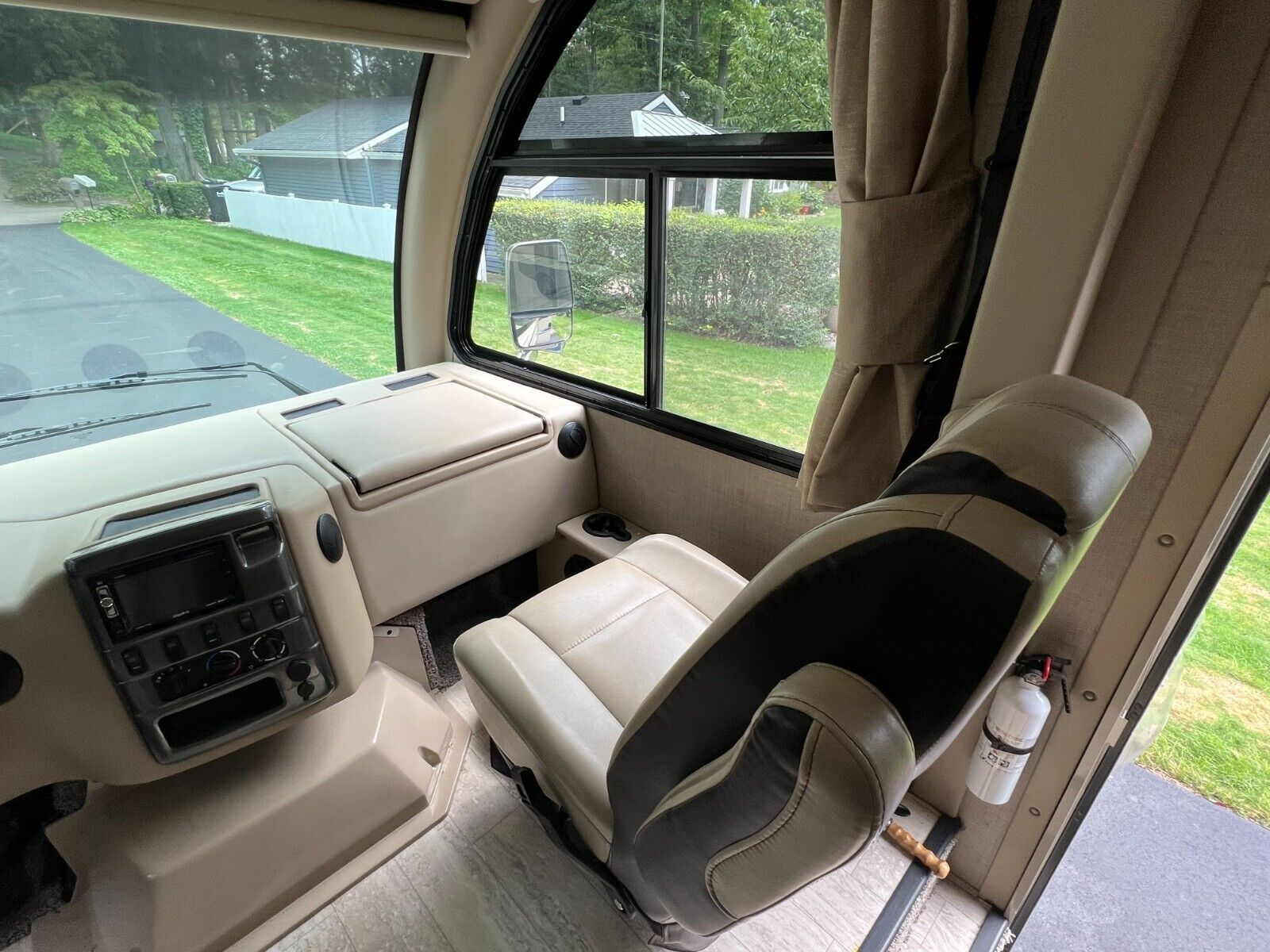 2018 Thor Motor Coach Vegas 25.3 - Image 5