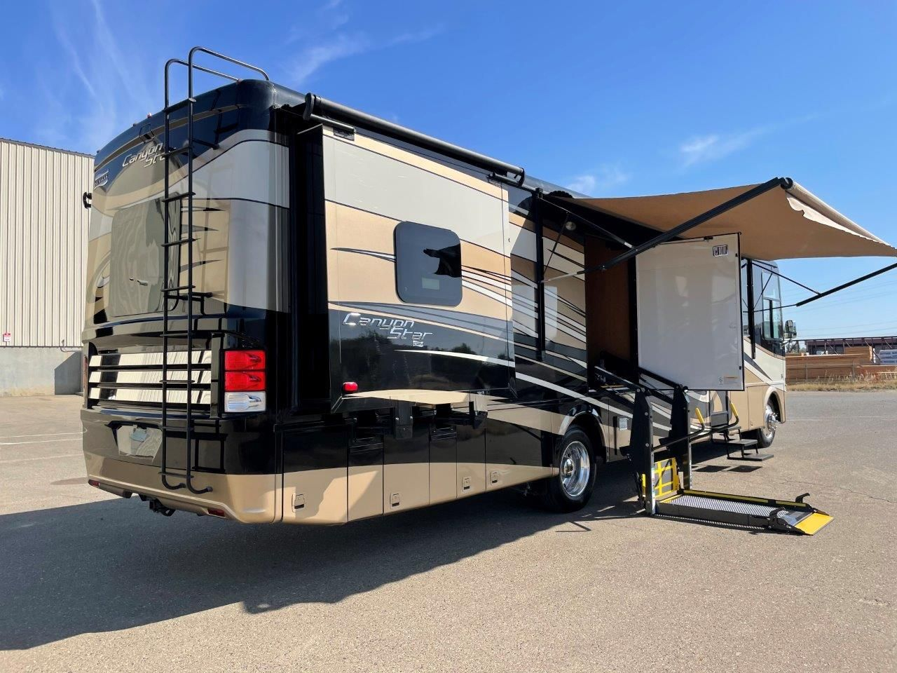 2016 Newmar Canyon Star 3911 - Image 25