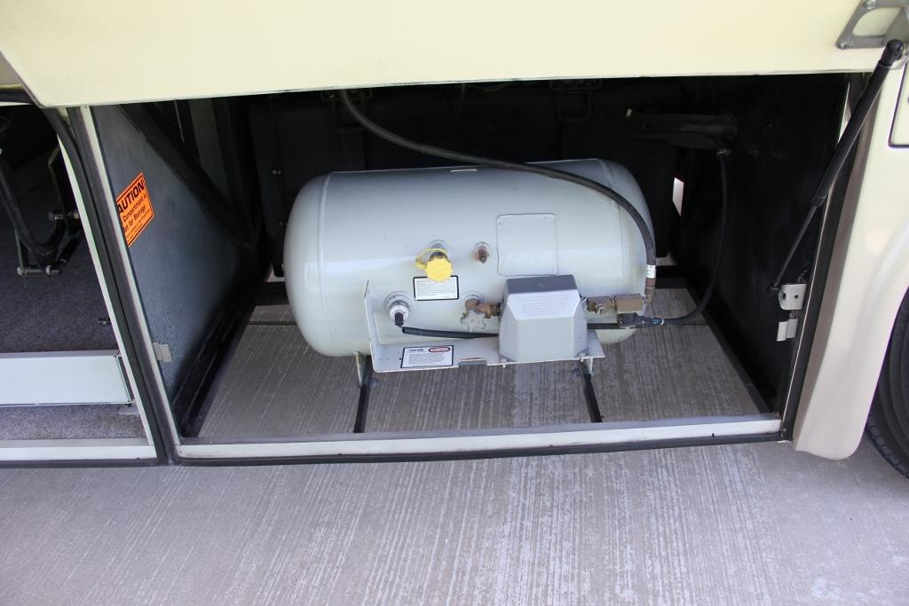 2004 Country Coach Intrigue Suite Escape - Image 6