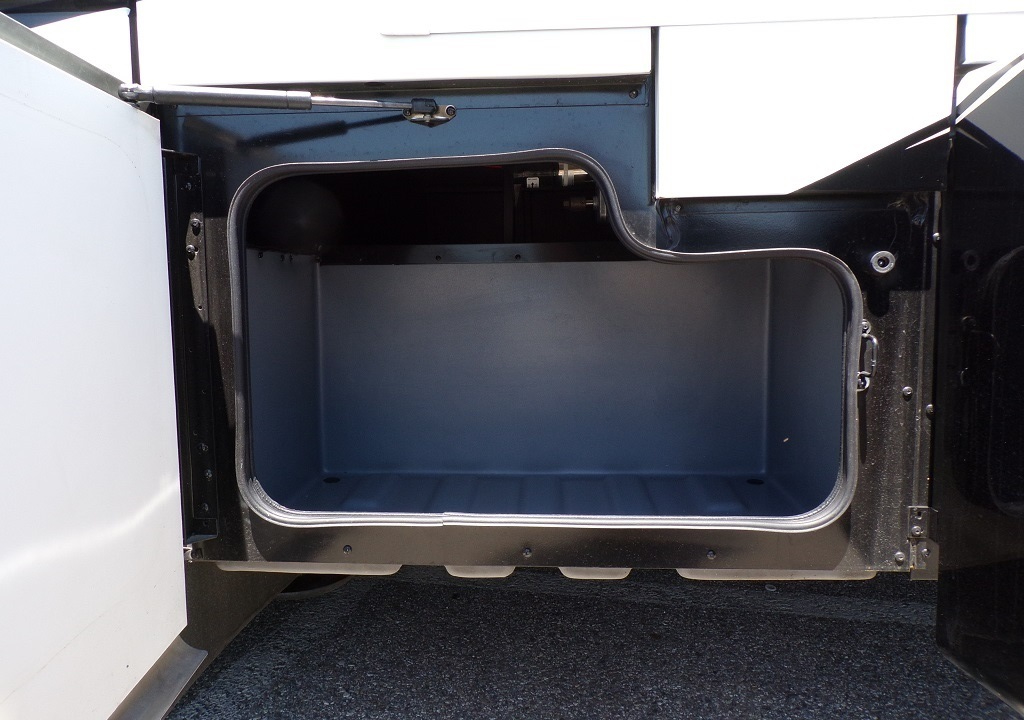 2019 Fleetwood Bounder 35K - Image 22