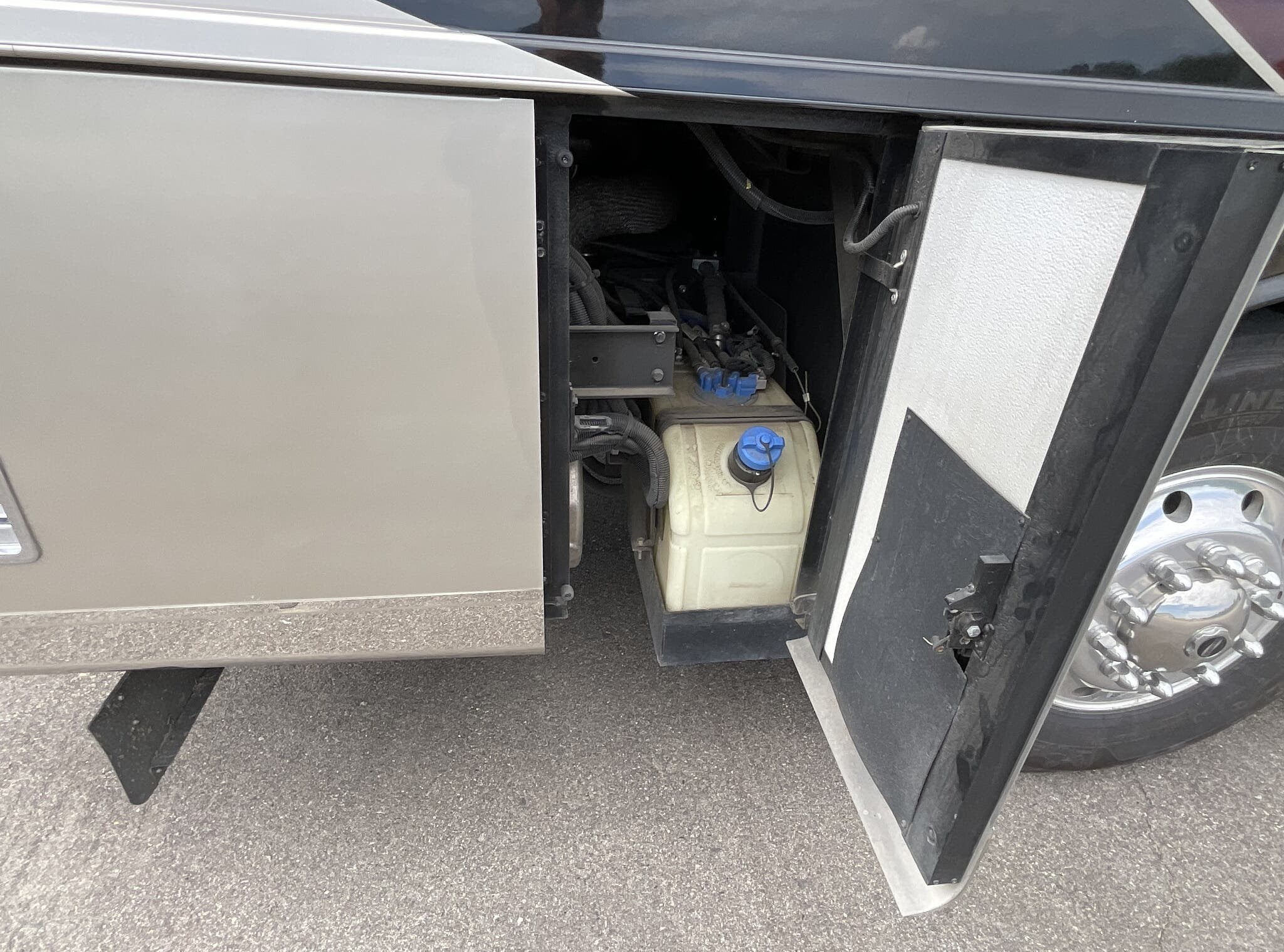 2019 Newmar Dutch Star 4018 - Image 25