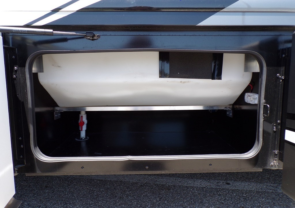 2019 Fleetwood Bounder 35K - Image 23