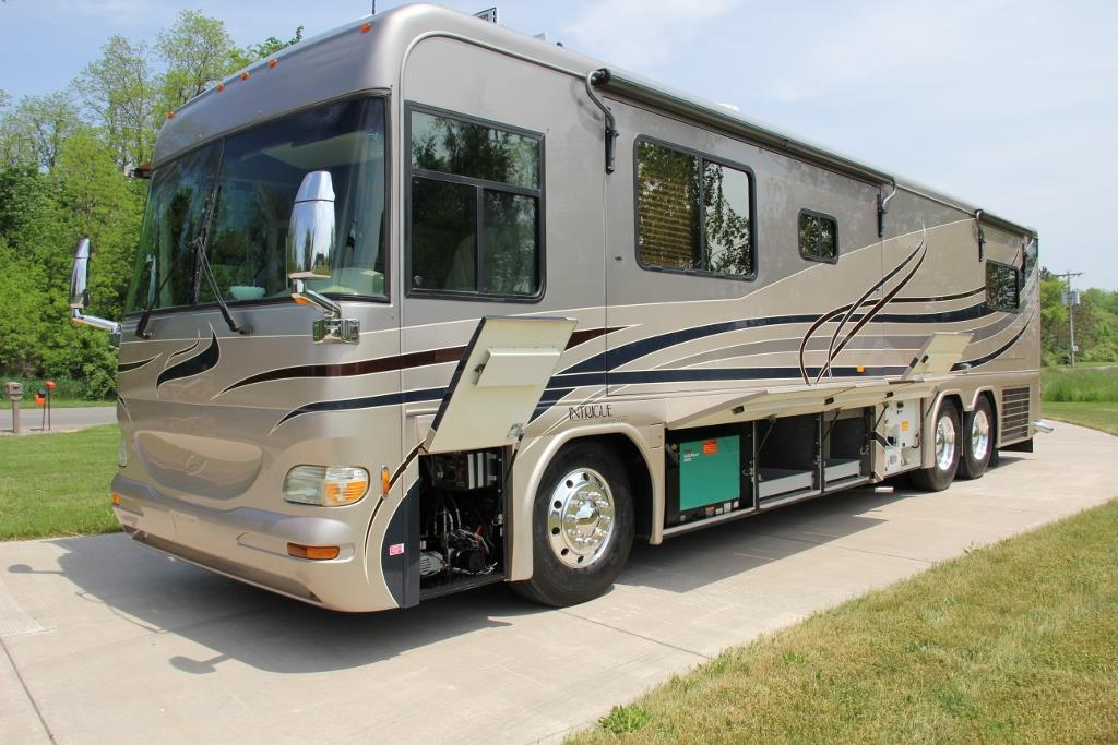 2004 Country Coach Intrigue Suite Escape - Image 2