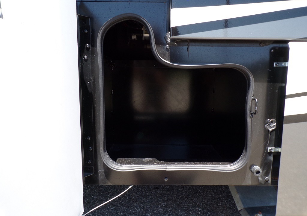 2019 Fleetwood Bounder 35K - Image 24