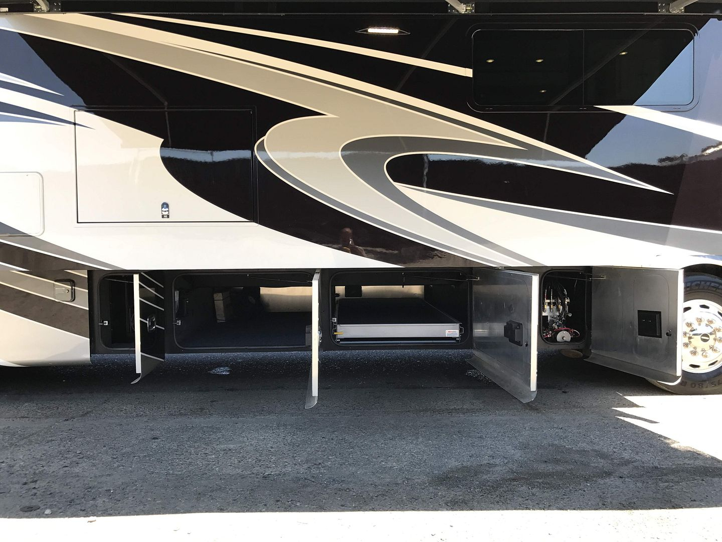 2016 Tiffin Phaeton 40AH - Image 30