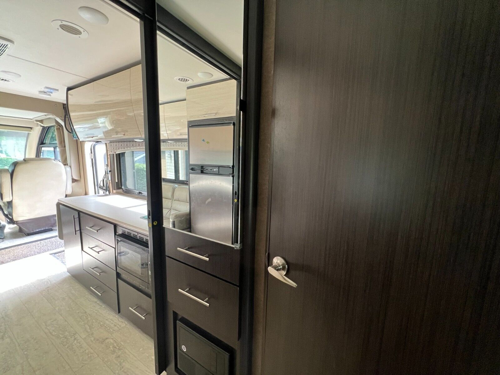 2018 Thor Motor Coach Vegas 25.3 - Image 9