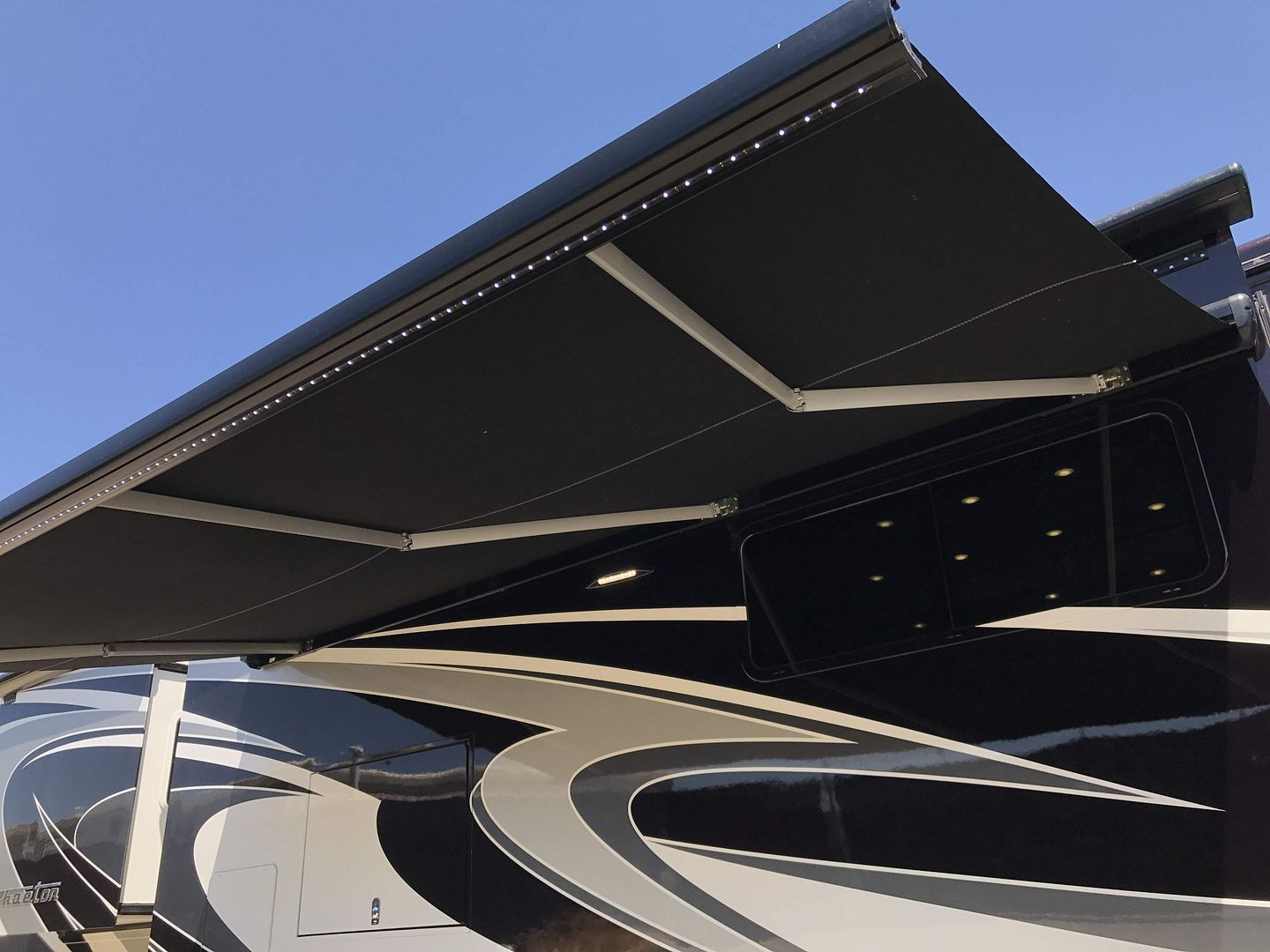 2016 Tiffin Phaeton 40AH - Image 33