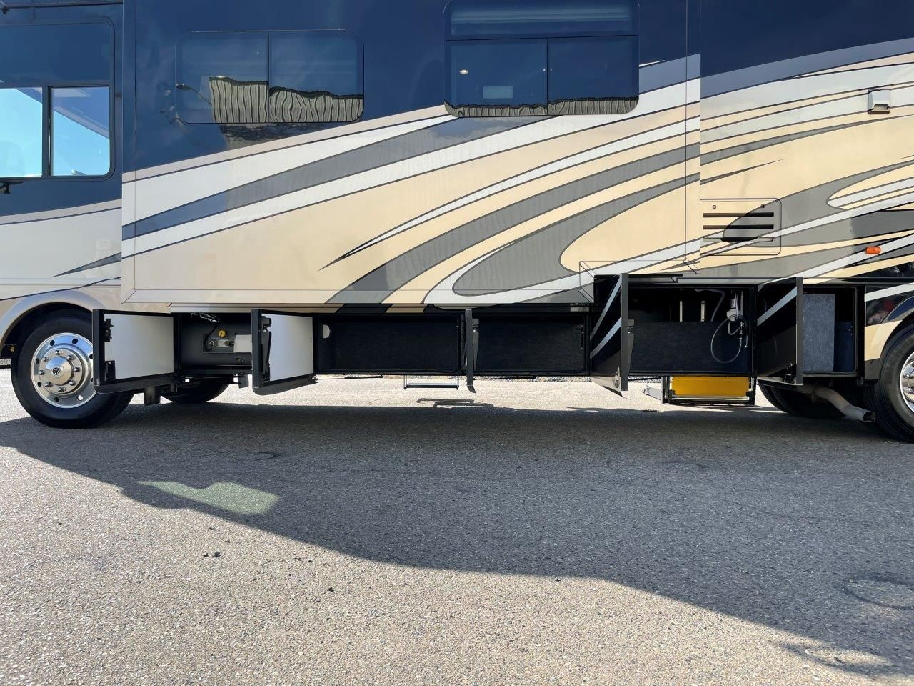 2016 Newmar Canyon Star 3911 - Image 33