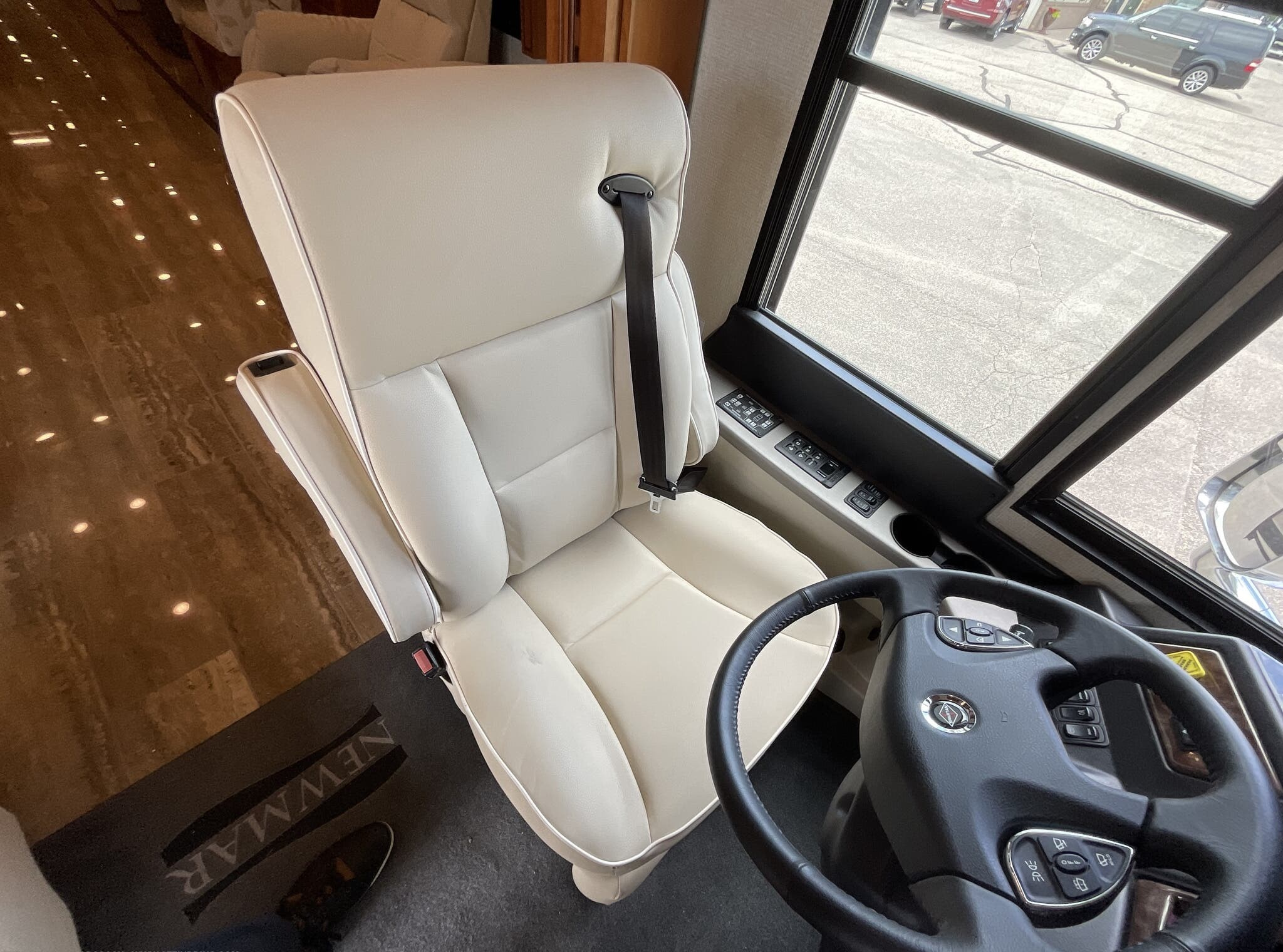 2019 Newmar Dutch Star 4018 - Image 32