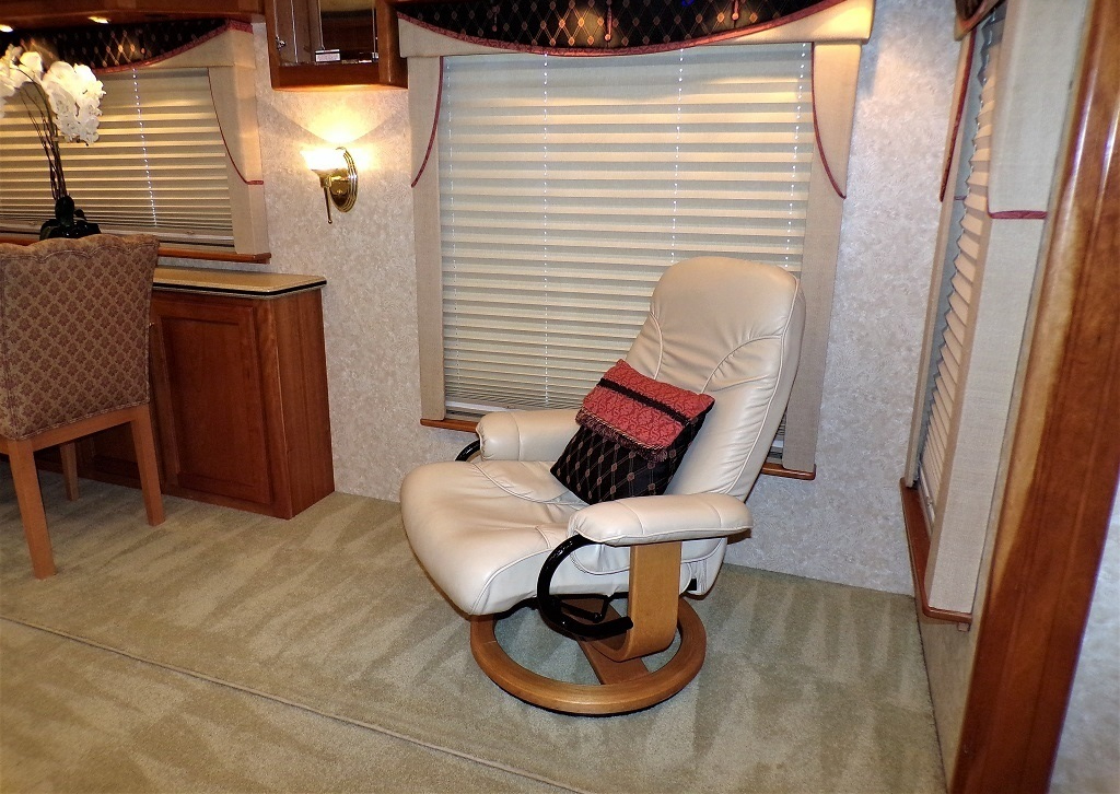 2005 Country Coach Allure 470 Series Mckenzie Bridge - Image 33