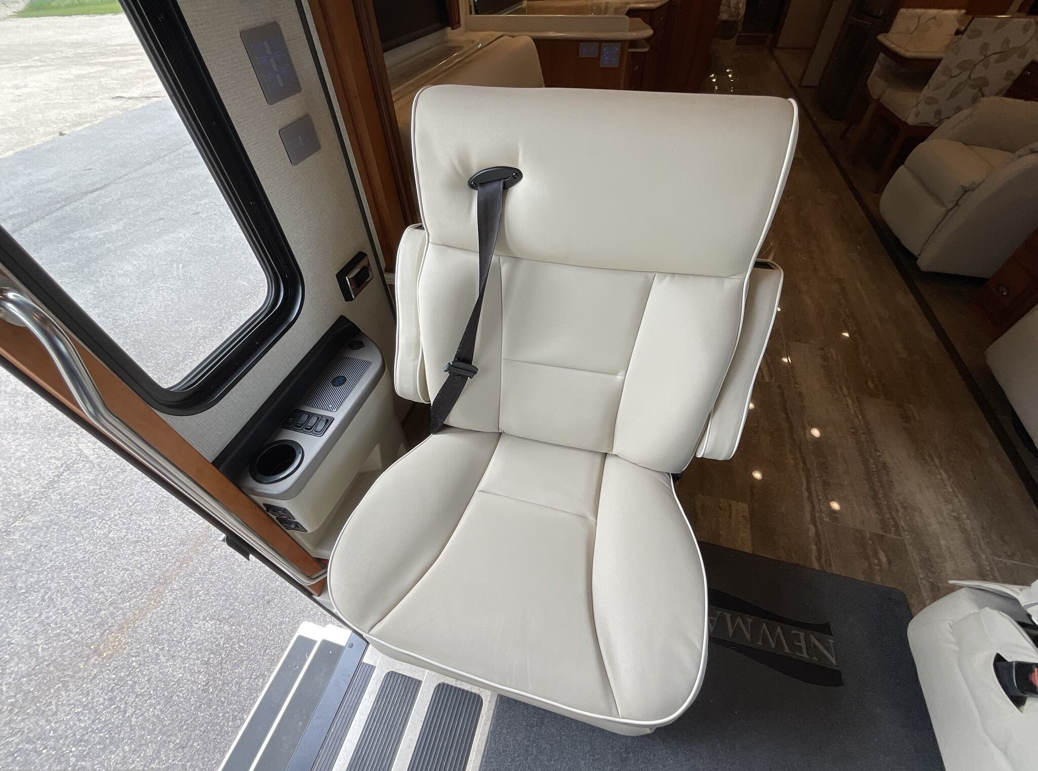 2019 Newmar Dutch Star 4018 - Image 33