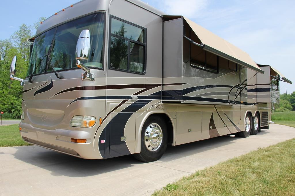 2004 Country Coach Intrigue Suite Escape - Image 3