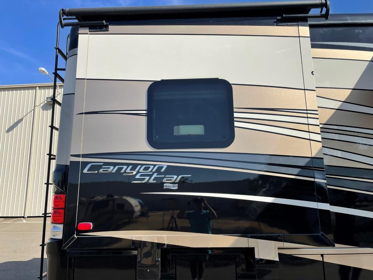 2016 Newmar Canyon Star 3911 - Image 40