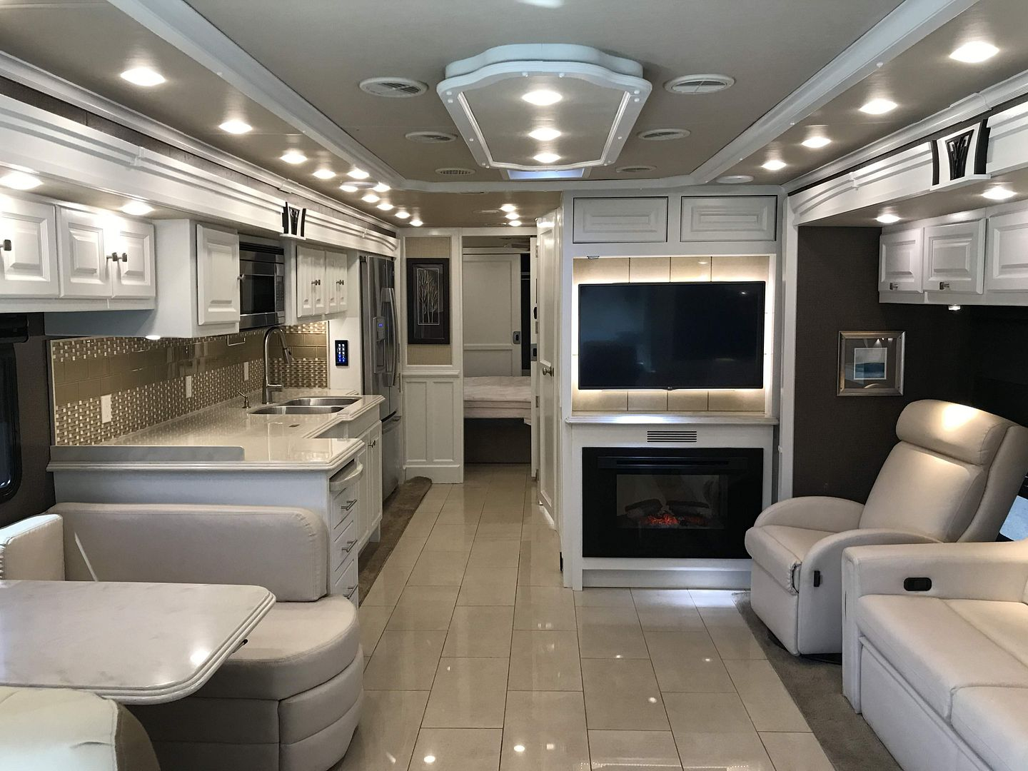 2016 Tiffin Phaeton 40AH - Image 43