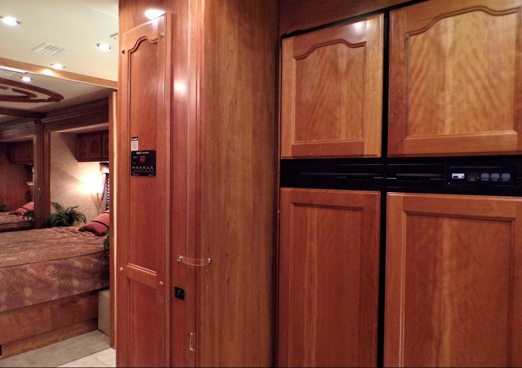 2005 Country Coach Allure 470 Series Mckenzie Bridge - Image 41