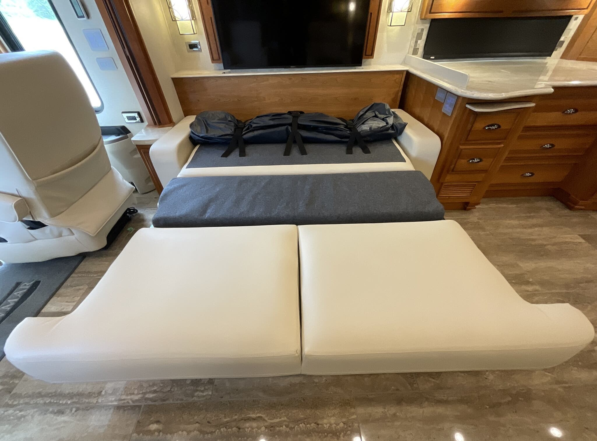 2019 Newmar Dutch Star 4018 - Image 42