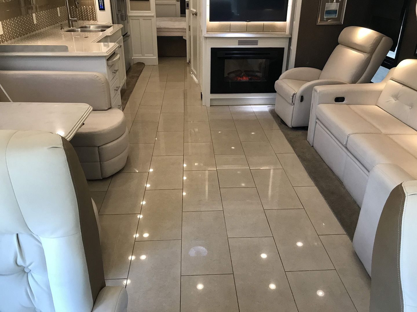 2016 Tiffin Phaeton 40AH - Image 45