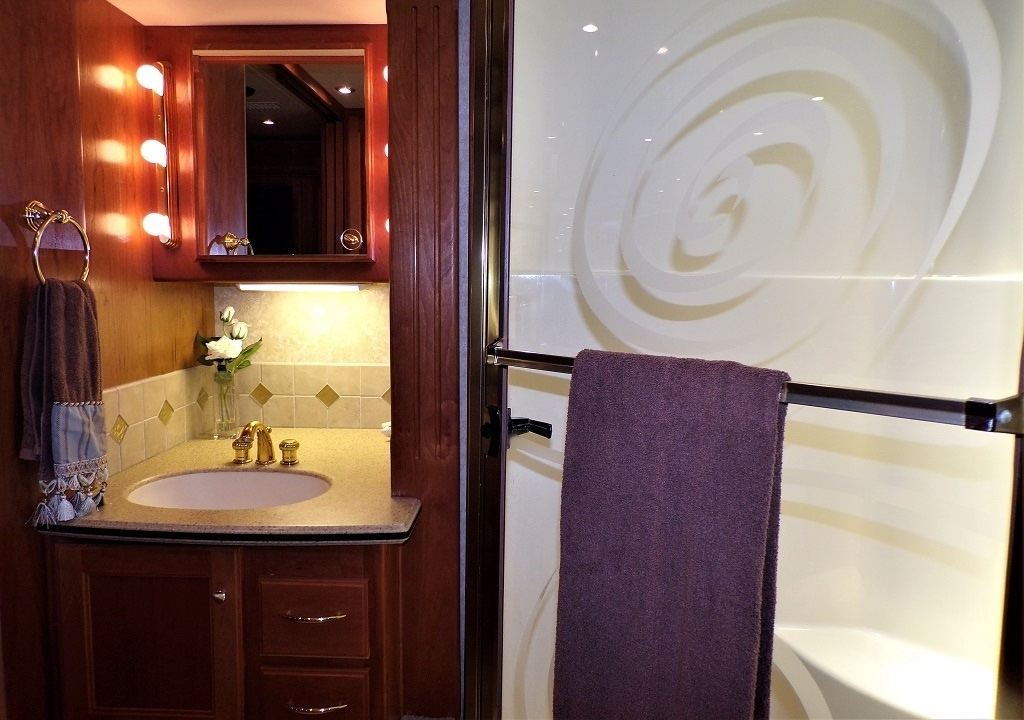 2005 Country Coach Allure 470 Series Mckenzie Bridge - Image 44