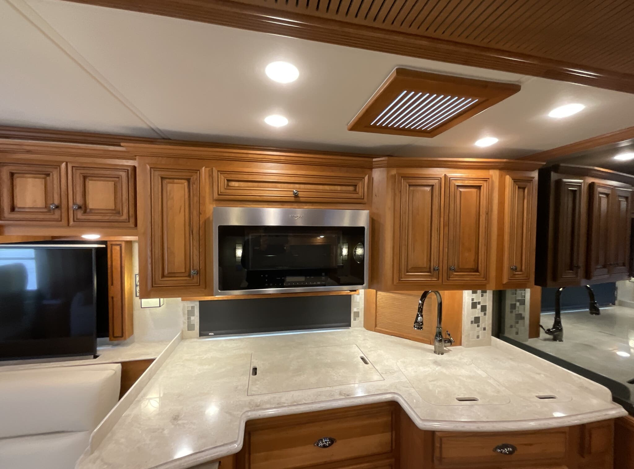 2019 Newmar Dutch Star 4018 - Image 44