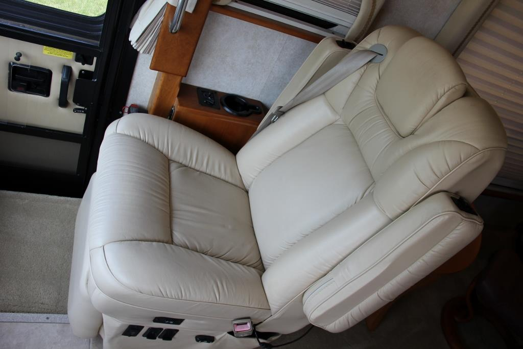 2004 Country Coach Intrigue Suite Escape - Image 24