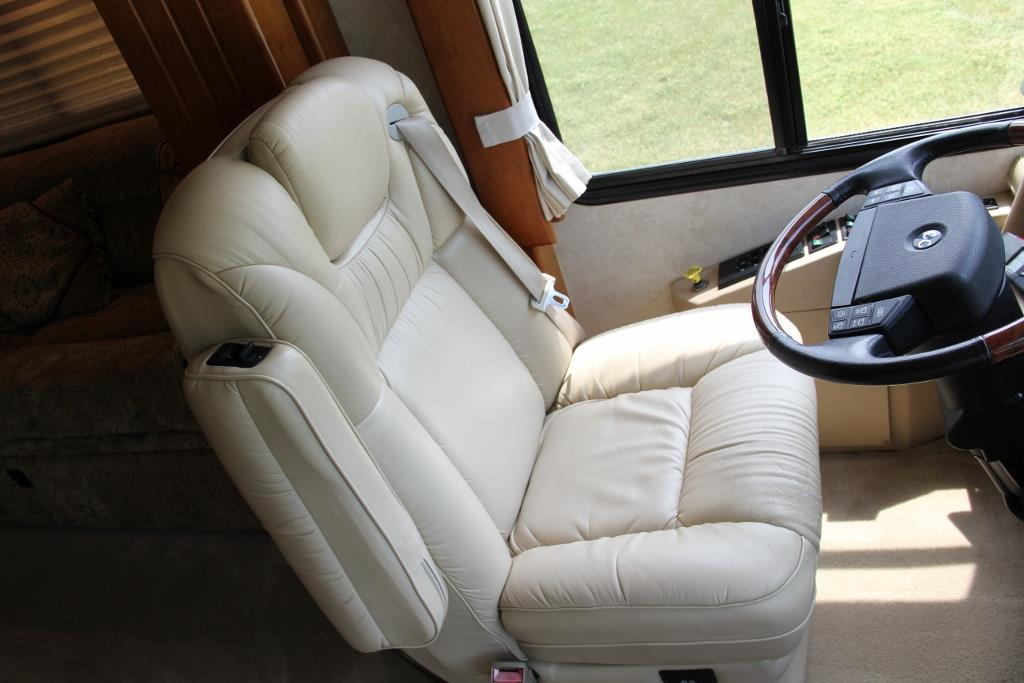 2004 Country Coach Intrigue Suite Escape - Image 25