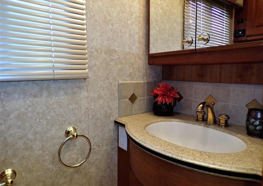 2005 Country Coach Allure 470 Series Mckenzie Bridge - Image 47