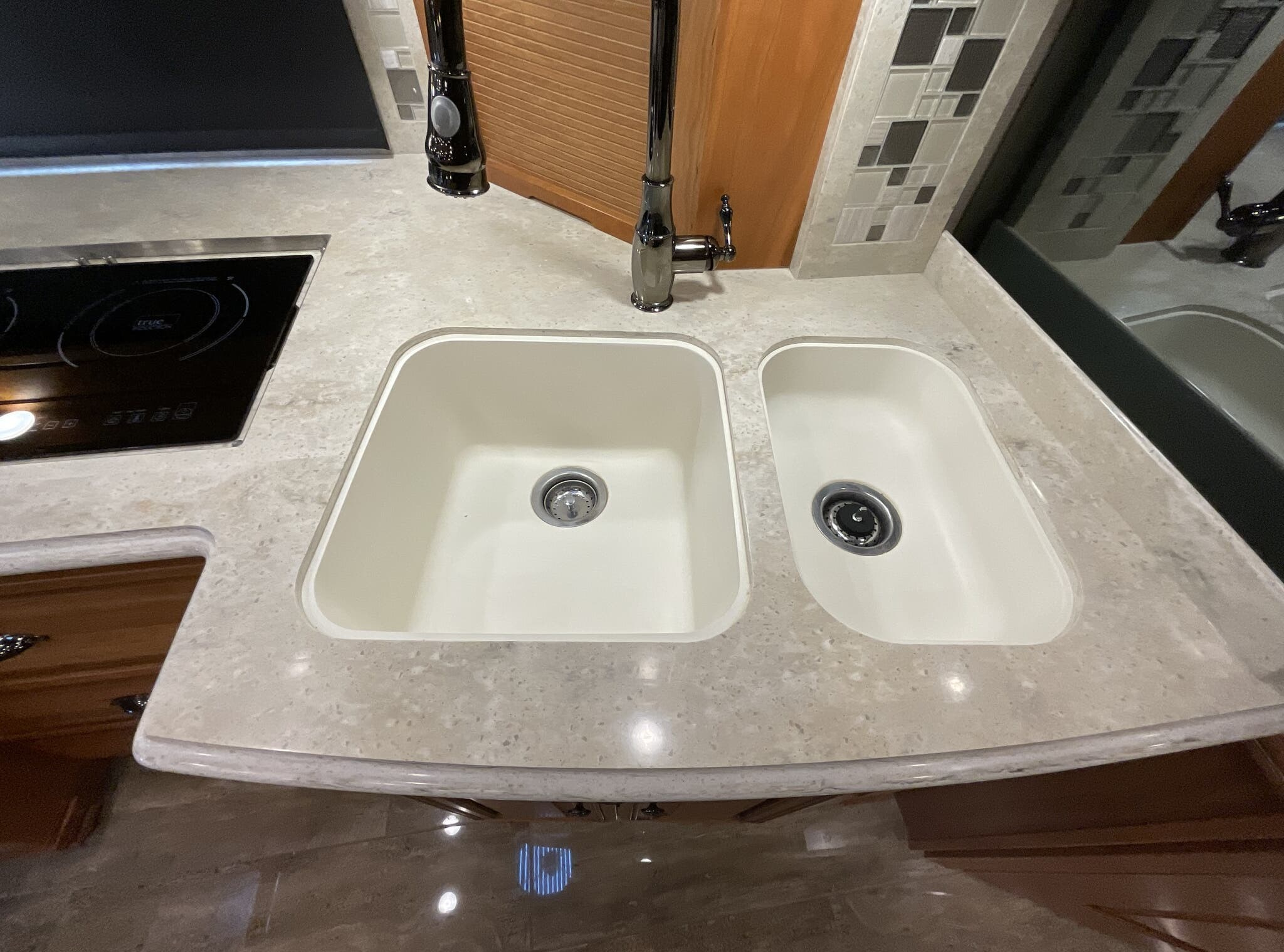 2019 Newmar Dutch Star 4018 - Image 47