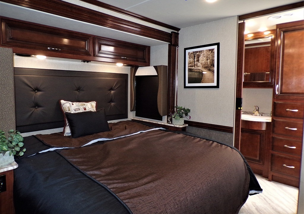 2019 Fleetwood Bounder 35K - Image 45