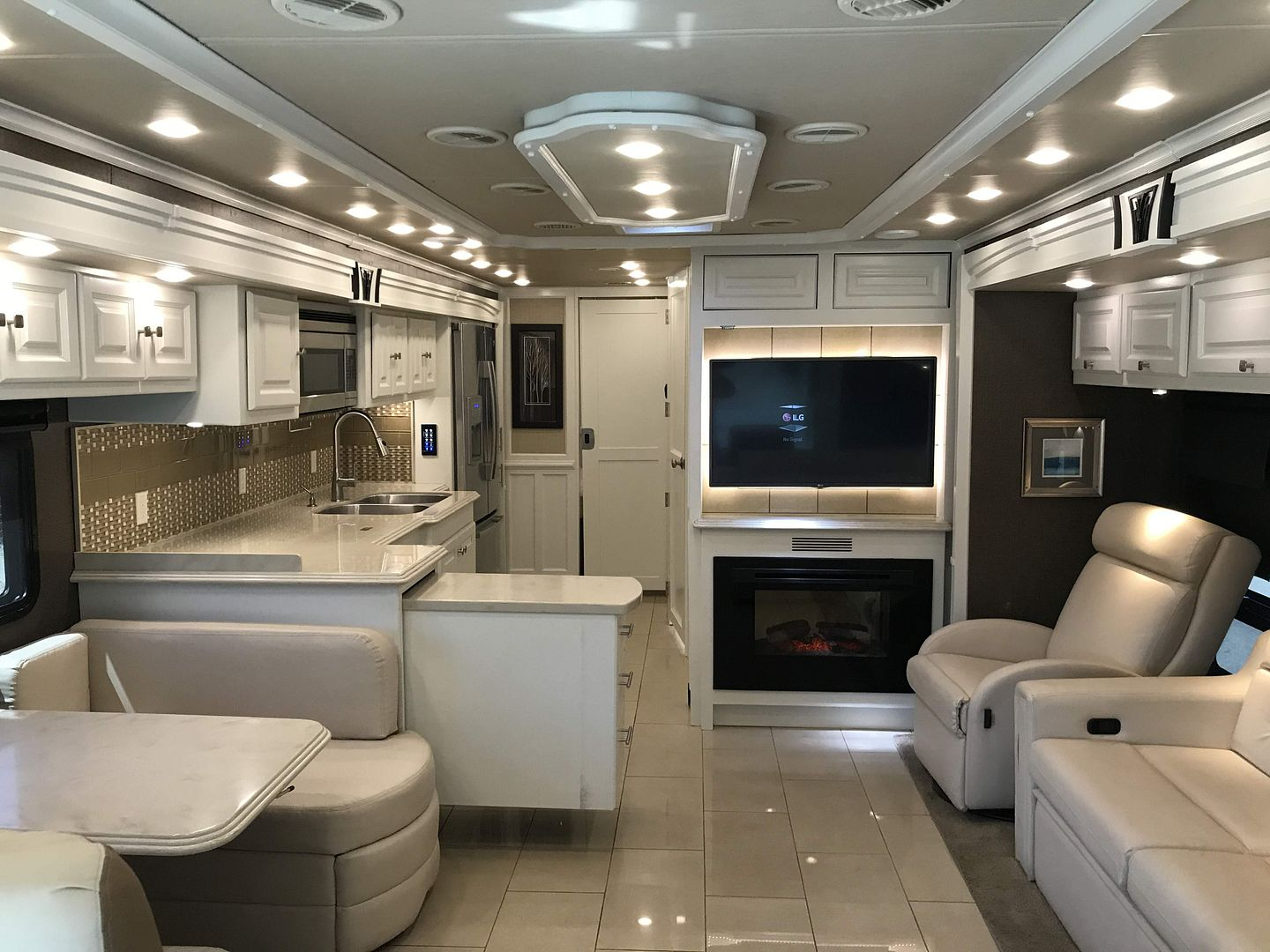 2016 Tiffin Phaeton 40AH - Image 50