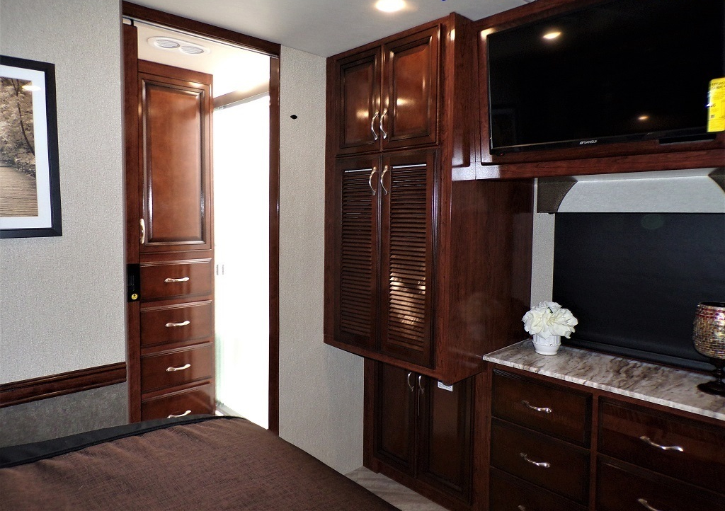 2019 Fleetwood Bounder 35K - Image 46